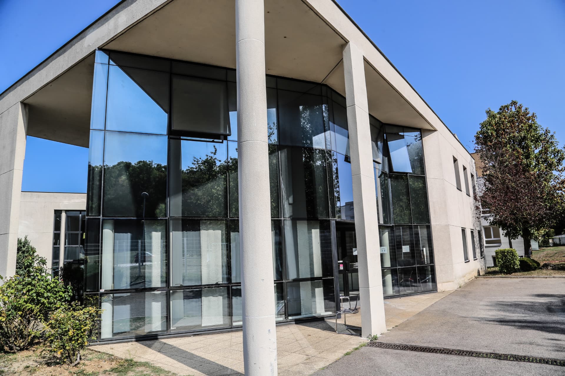 Façade et accueil du cabinet du Docteur David Hirsbein